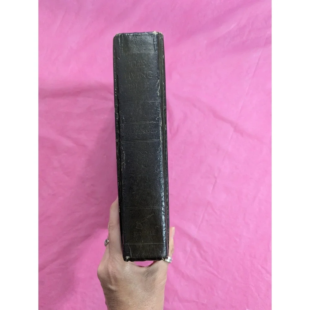 Vintage 1973 THE Living Bible Paraphrased leather like cover‎
